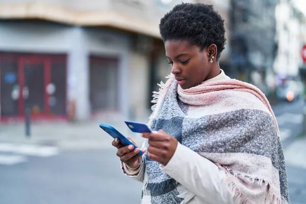 African American Woman Using Smartphone Credit Card Street —  Fotos de Stock