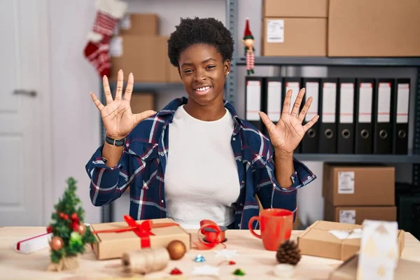Mulher Afro Americana Trabalhando Pequenos Negócios Fazendo Decoração Natal Mostrando — Fotografia de Stock