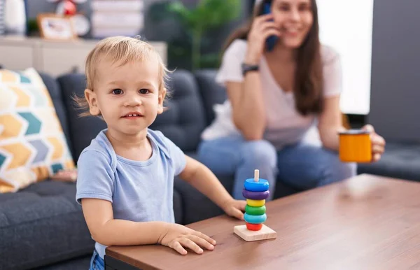 Matka Syn Mluví Smartphone Pití Kávy Hraje Doma — Stock fotografie
