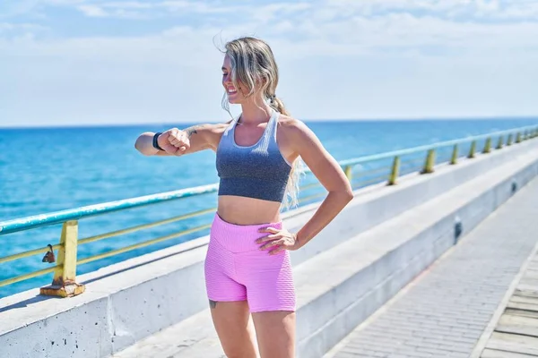 Jonge Blonde Vrouw Draagt Sportkleding Kijken Stopwatch Aan Zee — Stockfoto