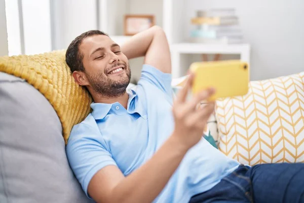 Genç Adam Akıllı Telefondan Video Izliyor Evdeki Kanepede Oturuyor — Stok fotoğraf