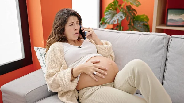 Mladá Těhotná Žena Mluví Smartphone Ležel Pohovce Doma — Stock fotografie