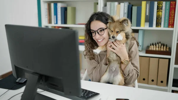 Köpek Öğrencisi Olan Latin Kökenli Genç Bir Kadın Kütüphane Üniversitesinden — Stok fotoğraf