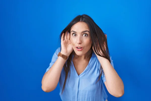 Young Brunette Woman Standing Blue Background Trying Hear Both Hands — Stockfoto