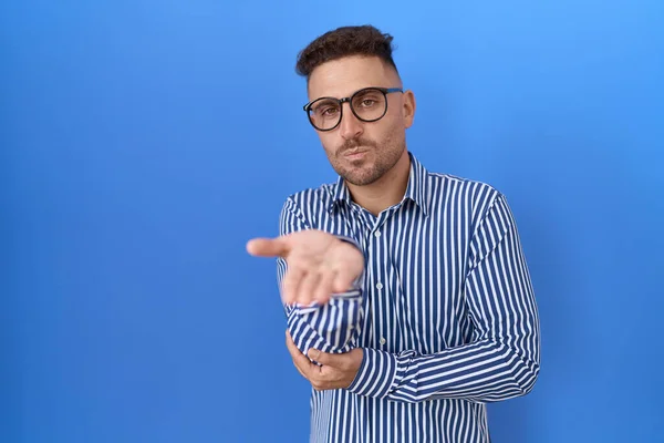 Hispanic Man Med Skägg Bär Glasögon Tittar Kameran Blåser Kyss — Stockfoto