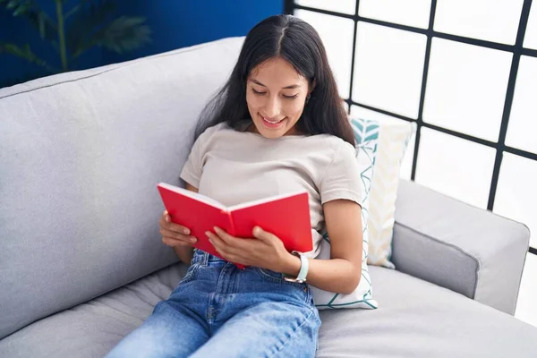 Young Beautiful Hispanic Woman Reading Book Sitting Sofa Home — Stock Photo, Image