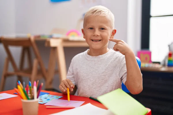 小さなCaucasian男の子絵画で学校笑顔幸せなポインティングとともに手と指 — ストック写真