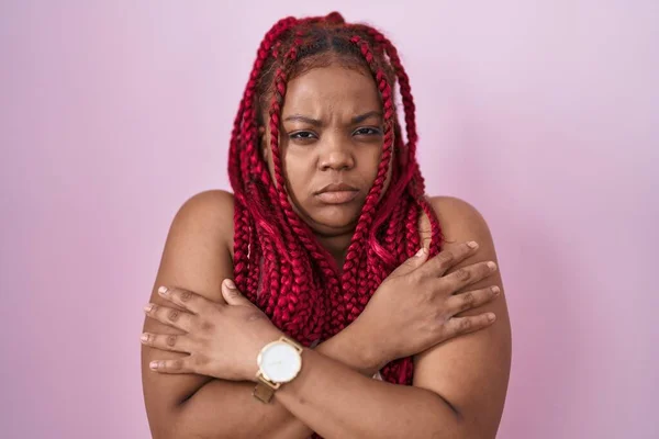 头发盘绕着粉色背景的非洲裔美国女人 在寒冷的冬天颤抖着 脸上带着悲伤和震惊的表情 — 图库照片