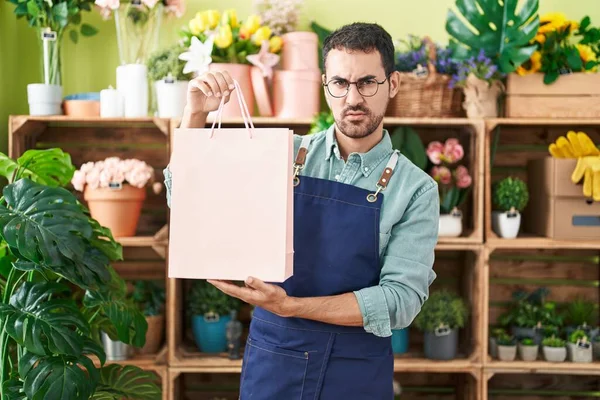Homem Hispânico Bonito Trabalhando Florista Loja Sem Noção Expressão Confusa — Fotografia de Stock