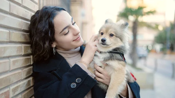 Jonge Latino Vrouw Met Hond Glimlachen Zelfverzekerd Staan Straat — Stockfoto