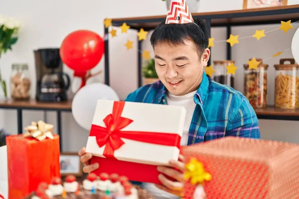Young Chinese Man Celebrating Birthday Unboxing Gift Home — Stock Photo, Image