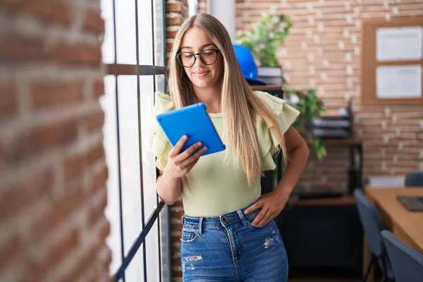 Jovem Bela Mulher Hispânica Empresária Sorrindo Confiante Usando Touchpad Escritório — Fotografia de Stock