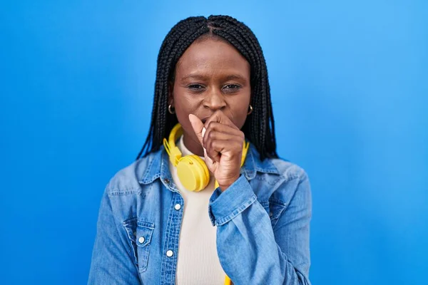 Afrikaanse Vrouw Met Vlechten Staan Blauwe Achtergrond Gevoel Onwel Hoesten — Stockfoto