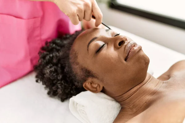 African American Woman Lying Massage Table Having Eyebrows Treatment Beauty — Stok fotoğraf