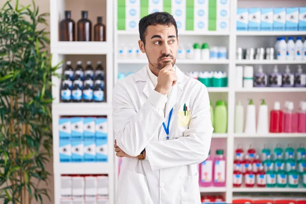 Hombre Hispano Guapo Trabajando Farmacia Pensando Preocupado Por Una Pregunta — Foto de Stock