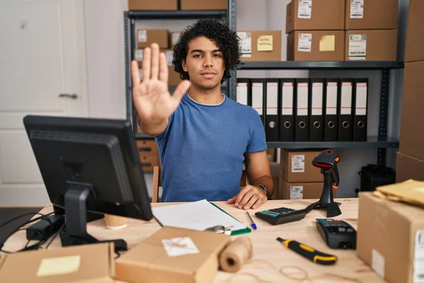 西班牙裔男子卷发工作在小企业电子商务做停止唱与手掌的手 用消极而严肃的手势警告人 — 图库照片