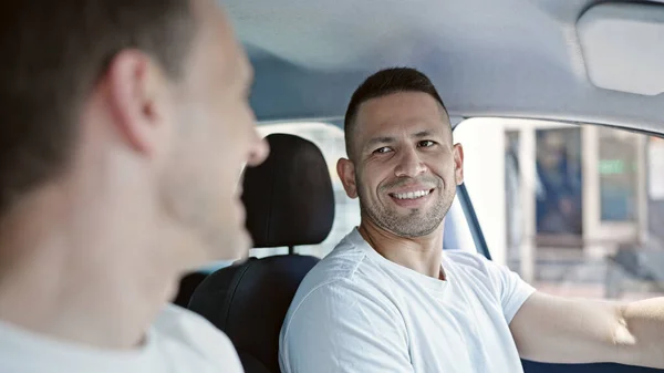 Zwei Männer Fahren Auto Und Reden Auf Straße — Stockfoto