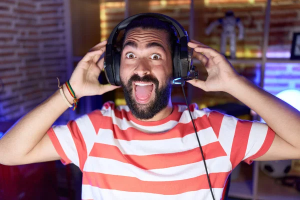 Hispanische Mann Mit Bart Spielt Videospiele Mit Kopfhörern Feiert Verrückt — Stockfoto