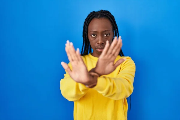 Mooie Zwarte Vrouw Staan Blauwe Achtergrond Afwijzing Expressie Kruising Armen — Stockfoto