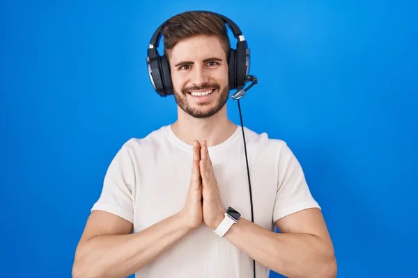 Ισπανόφωνος Άντρας Γενειάδα Ακούγοντας Μουσική Φορώντας Ακουστικά Προσευχόμενος Χέρια Μαζί — Φωτογραφία Αρχείου