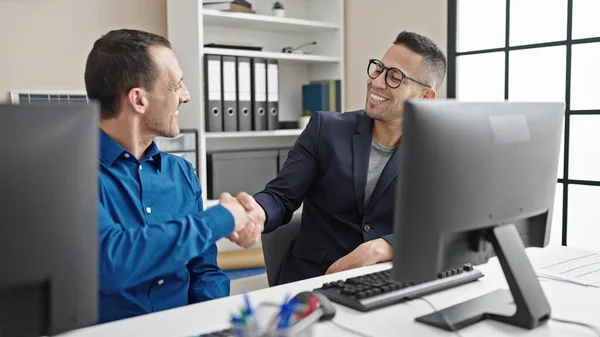 Två Män Företagare Som Använder Dator Skaka Hand Kontoret — Stockfoto