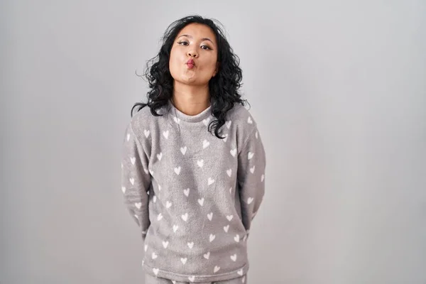 Jonge Aziatische Vrouw Een Pyjama Vissengezicht Met Lippen Gek Komisch — Stockfoto
