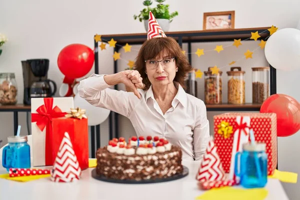 Kobieta Średnim Wieku Świętuje Urodziny Trzymając Duży Tort Czekoladowy Wściekłą — Zdjęcie stockowe