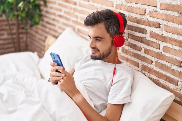 Молодий Іспаномовний Чоловік Слухає Музику Лежить Ліжку Спальні — стокове фото
