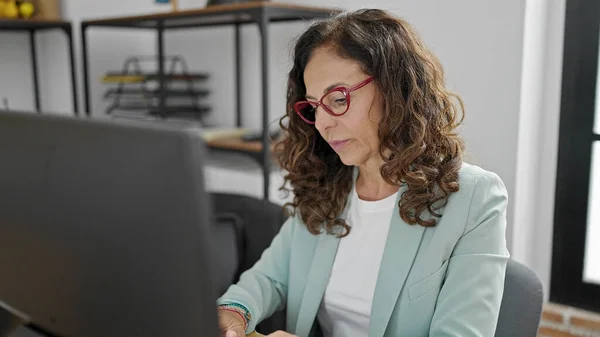 Medelålders Latinamerikansk Kvinna Företagare Använder Dator Som Arbetar Kontoret — Stockfoto