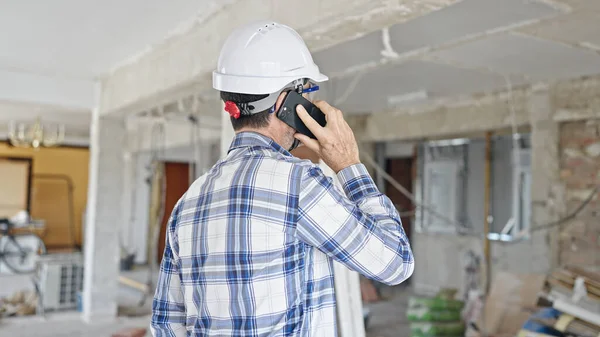 建筑商中年男子在建筑工地用智能手机交谈 — 图库照片