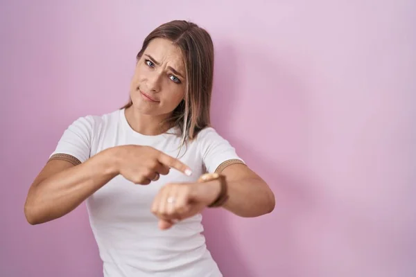 Blonde Caucasian Woman Standing Pink Background Hurry Pointing Watch Time — Stock Photo, Image
