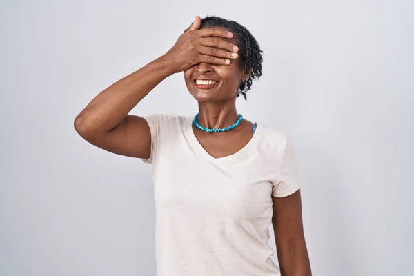 Afrikansk Kvinna Med Dreadlocks Står Över Vit Bakgrund Ler Och — Stockfoto