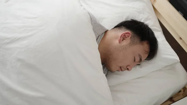 Fiatal Kínai Férfi Fekszik Ágyon Alszik Hálószobában — Stock Fotó