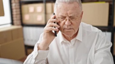 Orta yaşlı, kır saçlı, iş adamı. Ofiste bilgisayarla konuşuyor.