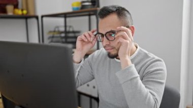 İspanyol iş adamı ofiste bilgisayar kullanarak strese girdi
