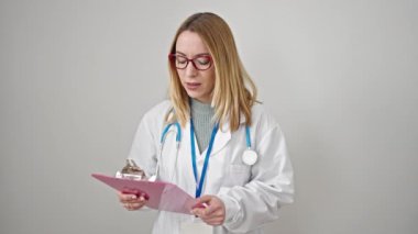 Genç sarışın kadın doktor panoda yazılı belgeleri okuyor. Kafası izole beyaz arka planda değil diyor.