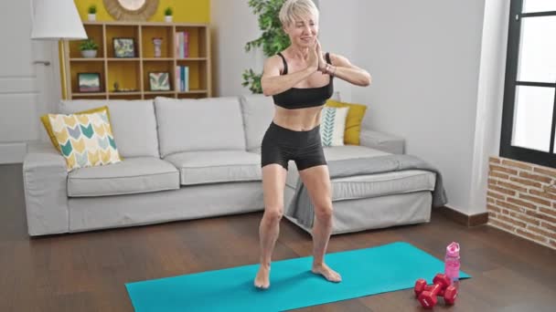 Średniowieczna Blondynka Uśmiecha Się Pewnie Trening Nogi Ćwiczenia Domu — Wideo stockowe