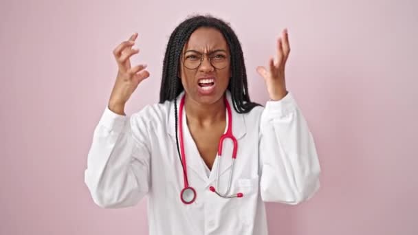 Afrikaanse Amerikaanse Vrouw Arts Boos Gestrest Geïsoleerde Roze Achtergrond — Stockvideo
