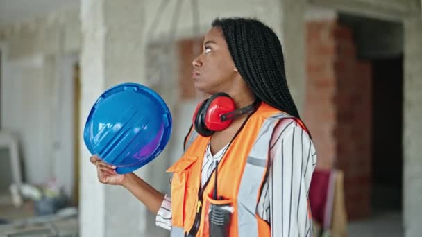 Αφρικανική Αμερικανική Γυναίκα Οικοδόμος Εφίδρωση Χρησιμοποιώντας Hardhat Ανεμιστήρα Στο Εργοτάξιο — Αρχείο Βίντεο