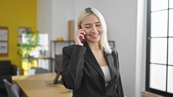 Joven Hermosa Mujer Hispana Trabajadora Negocios Hablando Smartphone Trabajando Oficina — Vídeo de stock