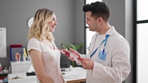 Homme Femme Médecin Patient Consultation Embrassant Clinique — Video