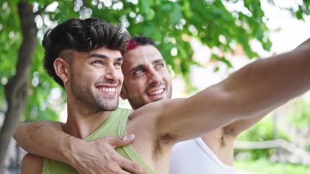 Двоє Чоловіків Посміхаються Впевнено Обіймаючи Один Одного Парку — стокове відео