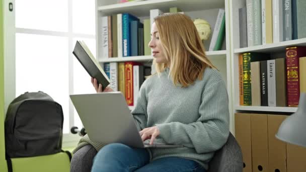 Jovem Loira Estudante Usando Laptop Livro Leitura Universidade Biblioteca — Vídeo de Stock