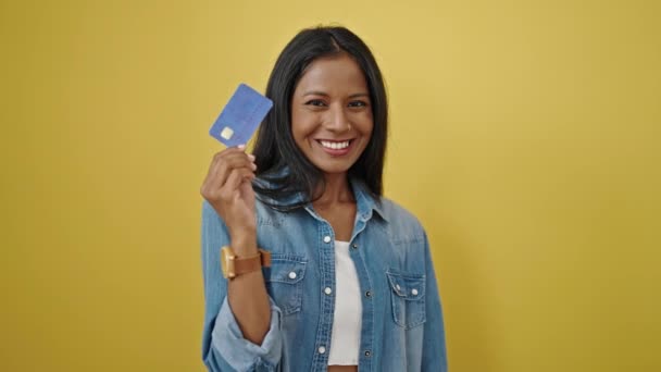 Femme Afro Américaine Souriante Confiante Tenant Carte Crédit Sur Fond — Video