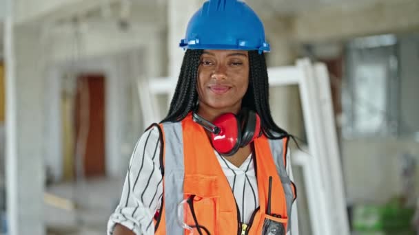 Afrykański Amerykański Budowniczy Kobieta Uśmiecha Się Pewnie Uścisk Dłoni Placu — Wideo stockowe