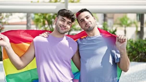 Двоє Чоловіків Пара Обіймає Один Одного Тримаючи Гомосексуальний Прапор Парку — стокове відео