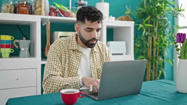 Ung Latinamerikan Man Med Laptop Sitter Bordet Med Vinnare Uttryck — Stockvideo