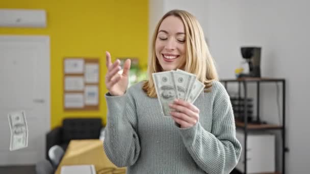 Genç Sarışın Kadını Ofise Para Saçıyor — Stok video