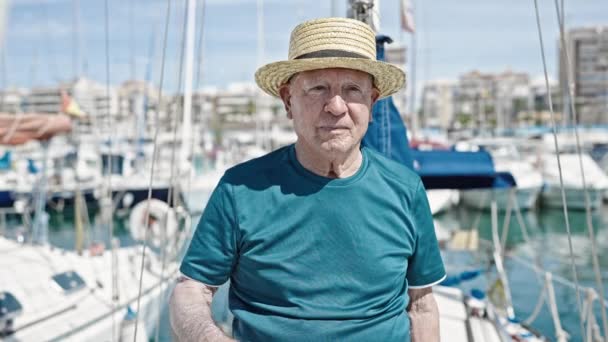 Sénior Turista Cabelos Grisalhos Usando Chapéu Verão Sorrindo Para Barco — Vídeo de Stock