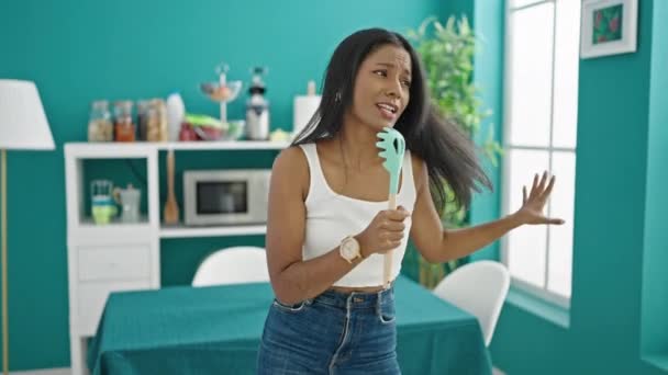 Afro Amerikalı Kadın Yemek Odasında Fırçayı Mikrofon Olarak Kullanarak Şarkı — Stok video
